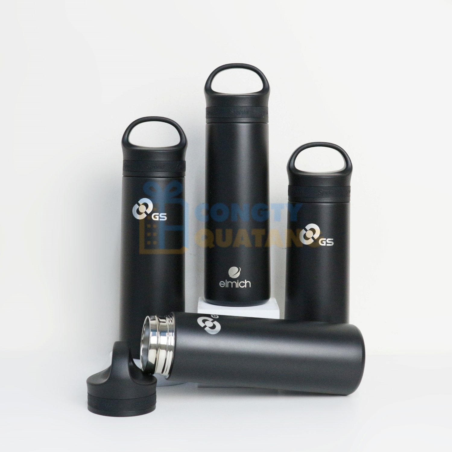 Vệ sinh cả nắp và gioăng cao su nhằm tránh mùi hôi và cặn bẩn tích tụ