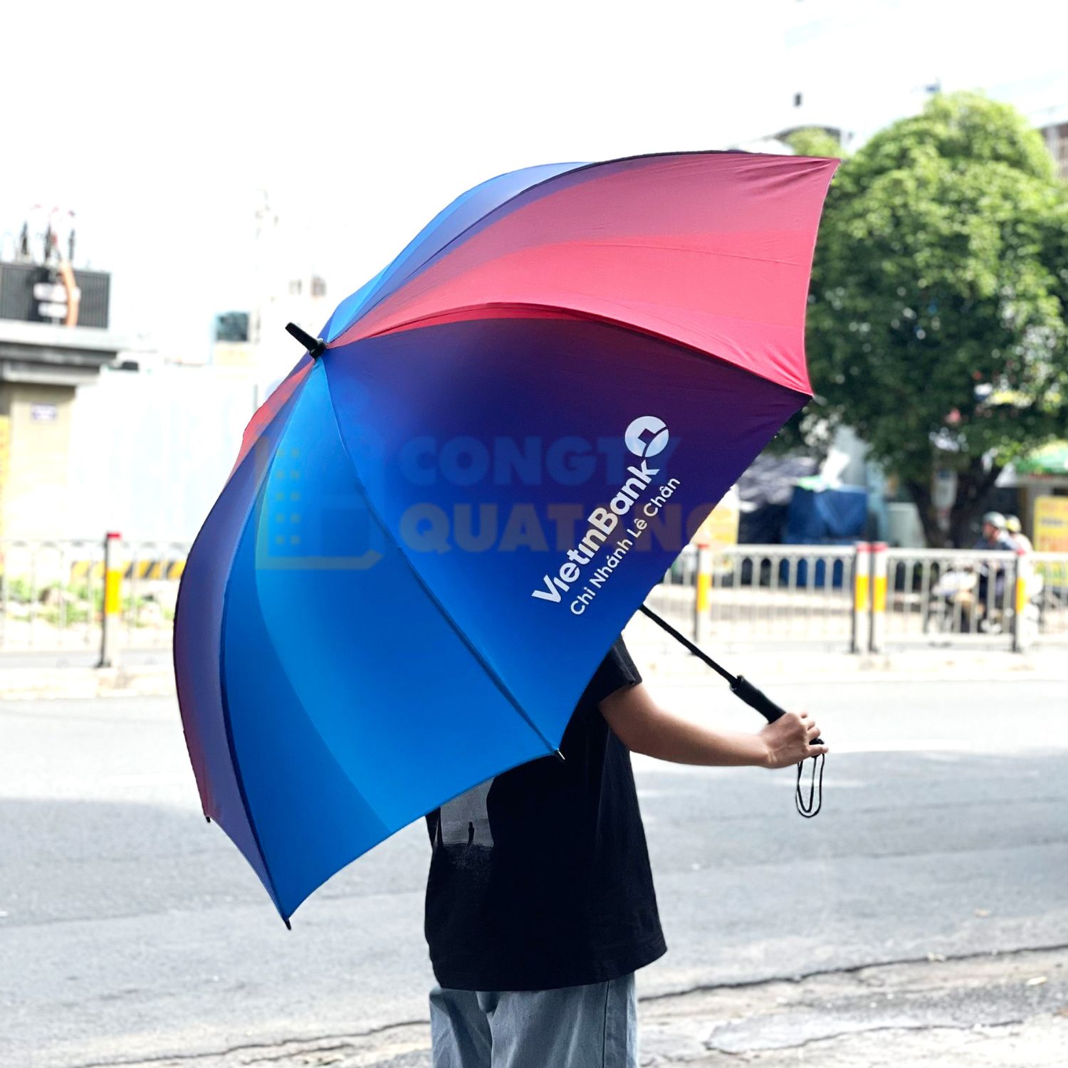 Cách xử lý logo khi in lên vải tối màu (đen, xanh đen) để màu sắc không bị xỉn hoặc lệch tone - Congtyquatang.com.vn