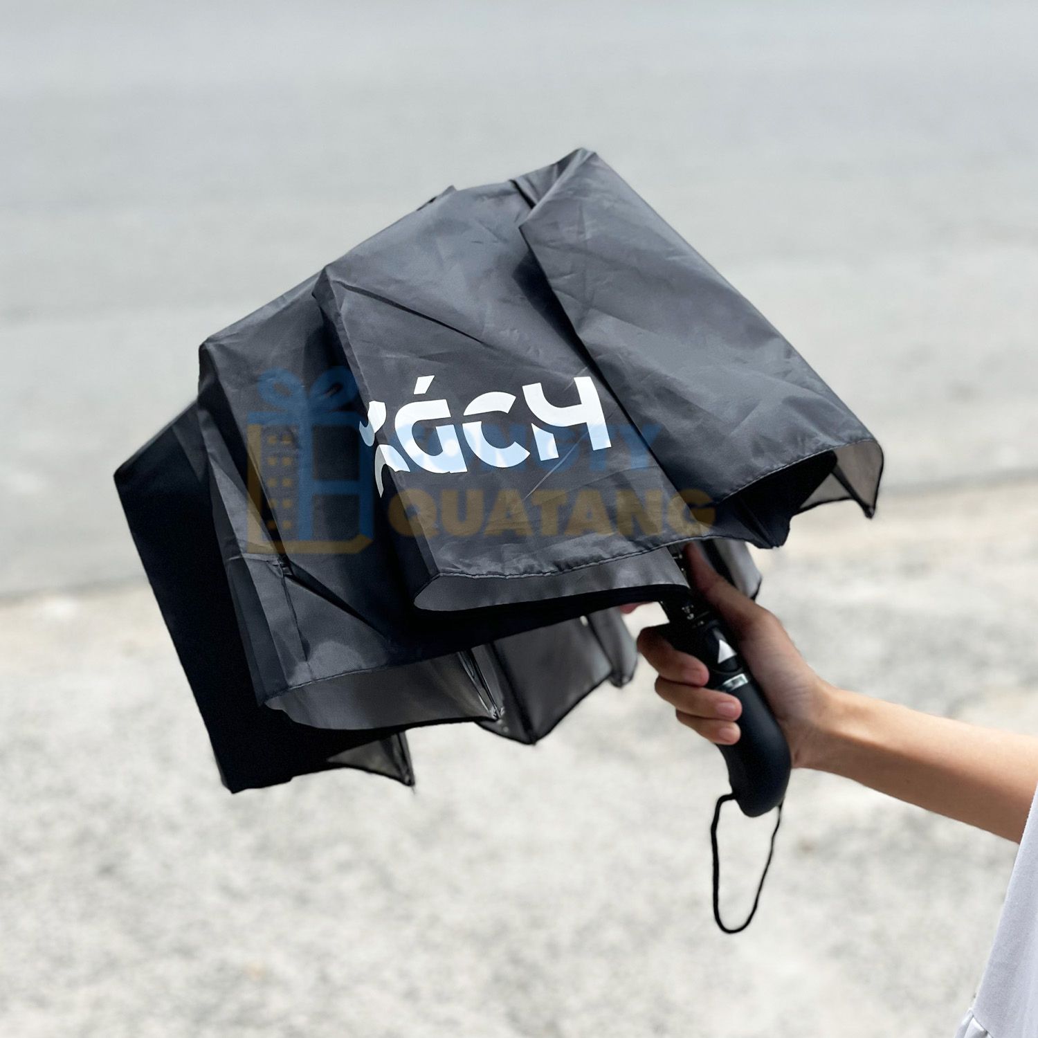 Cách xử lý logo khi in lên vải tối màu (đen, xanh đen) để màu sắc không bị xỉn hoặc lệch tone - Congtyquatang.com.vn