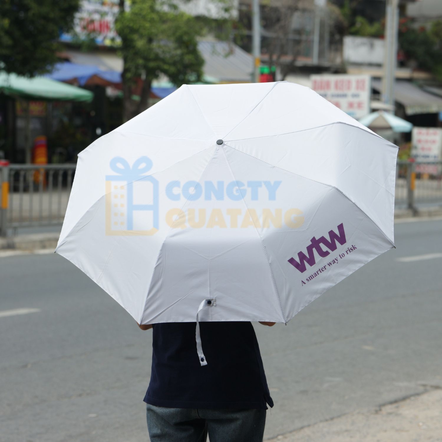 Hướng dẫn chọn ô dù cầm tay in logo theo ngân sách - Congtyquatang.com.vn