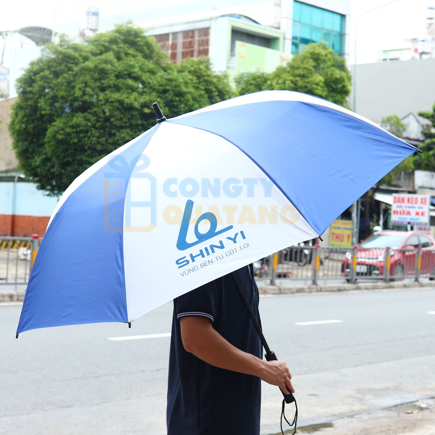 Hướng dẫn chọn ô dù cầm tay in logo theo ngân sách - Congtyquatang.com.vn