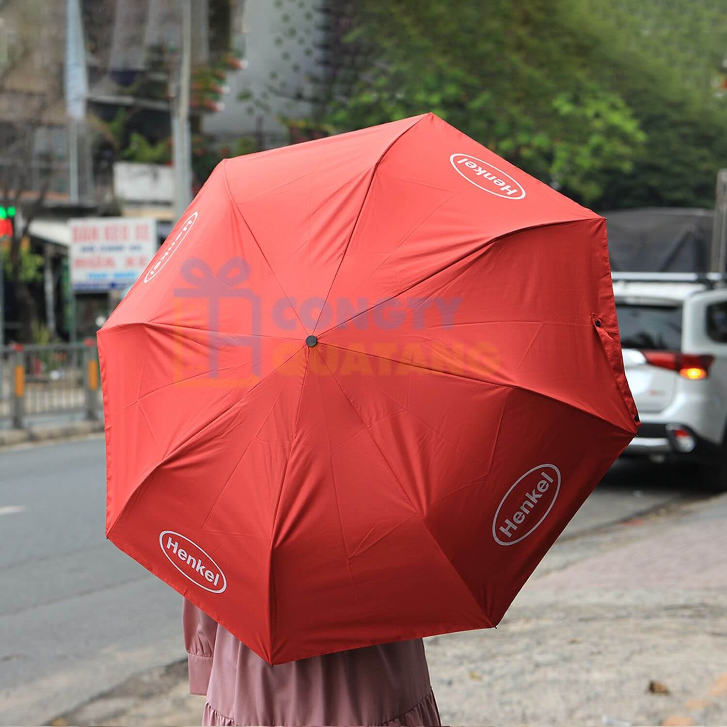 Hướng dẫn chọn ô dù cầm tay in logo theo ngân sách - Congtyquatang.com.vn