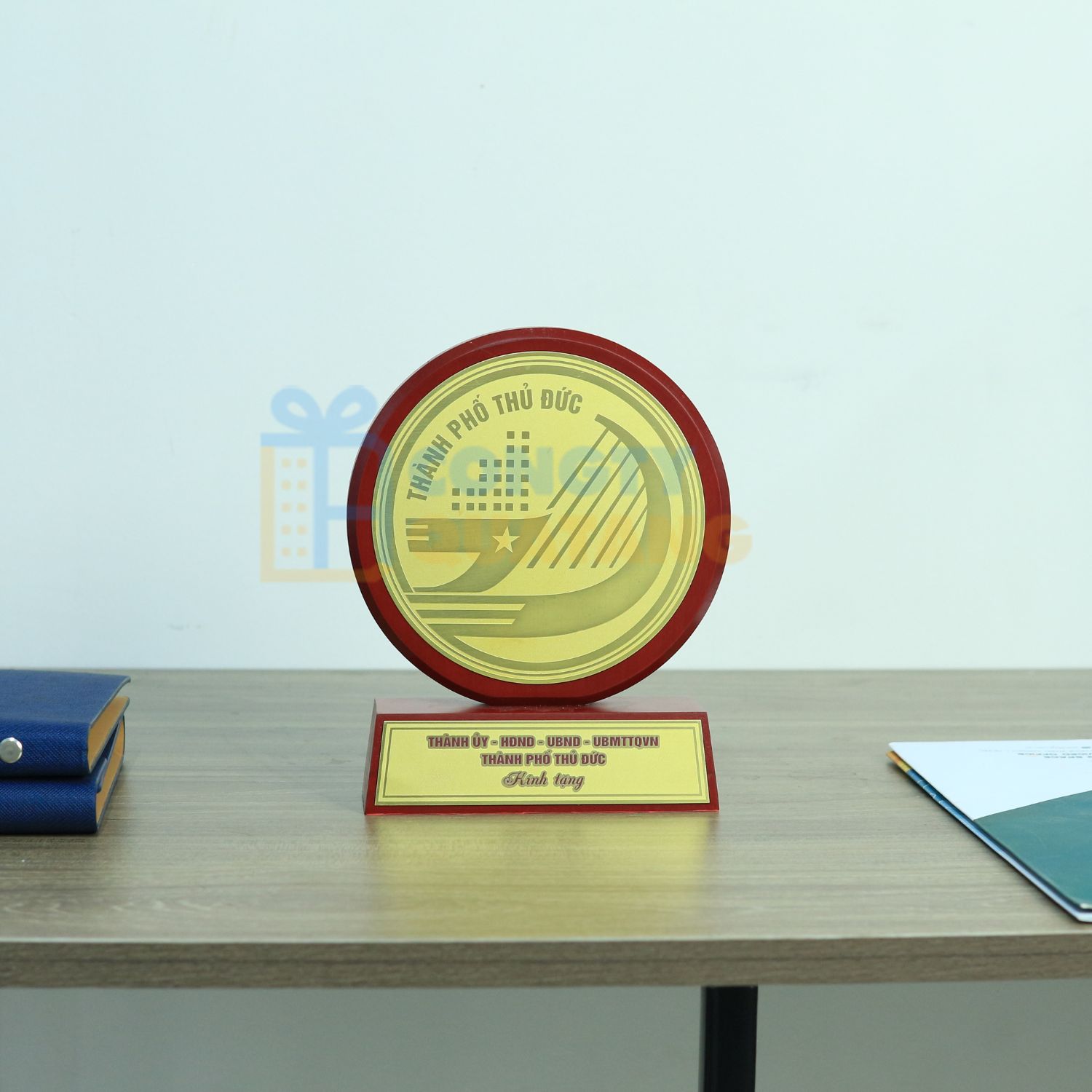 Kỷ niệm chương gỗ đồng - Congtyquatang.com.vn
