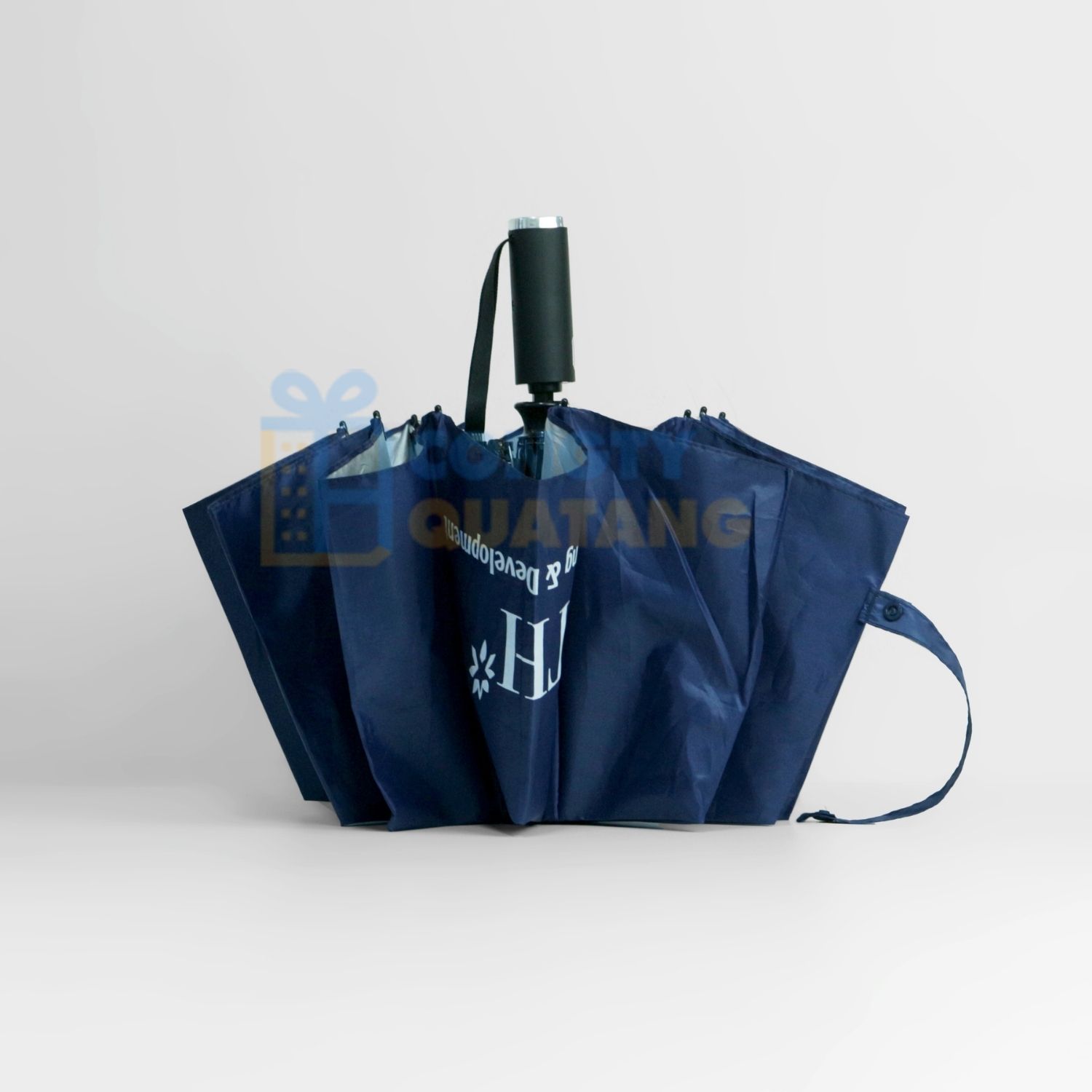 Mẹo vệ sinh ô dù sau khi đi mưa để logo luôn sáng bóng như mới - Congtyquatang.com.vn