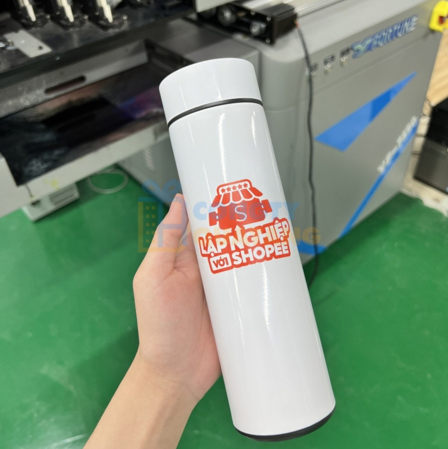 Nhân viên DTH Gift sẽ tư vấn mẫu bình phù hợp ngân sách quà tặng