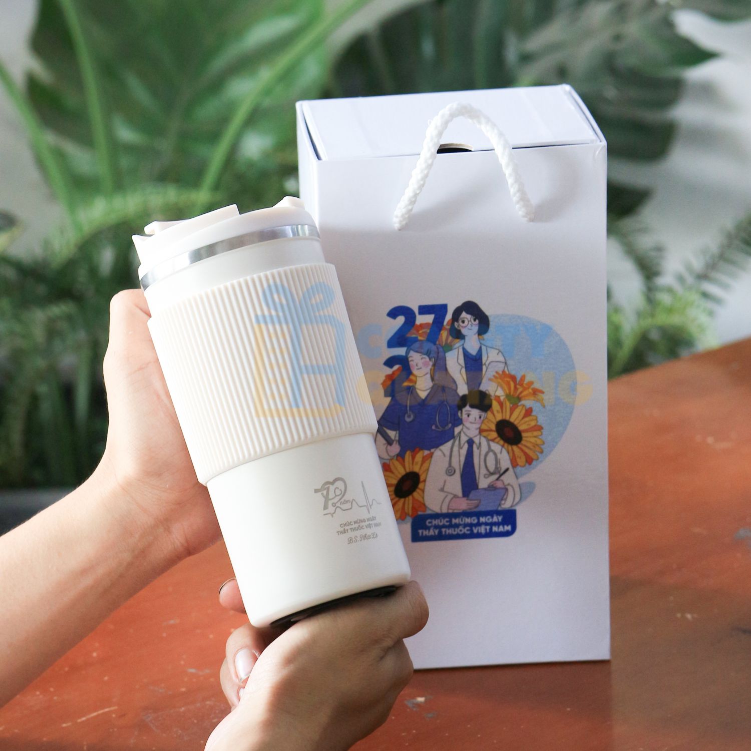 Top 10 món quà tặng ngày thầy thuốc Việt Nam ý nghĩa, thiết thực - congtyquatang.com.vn