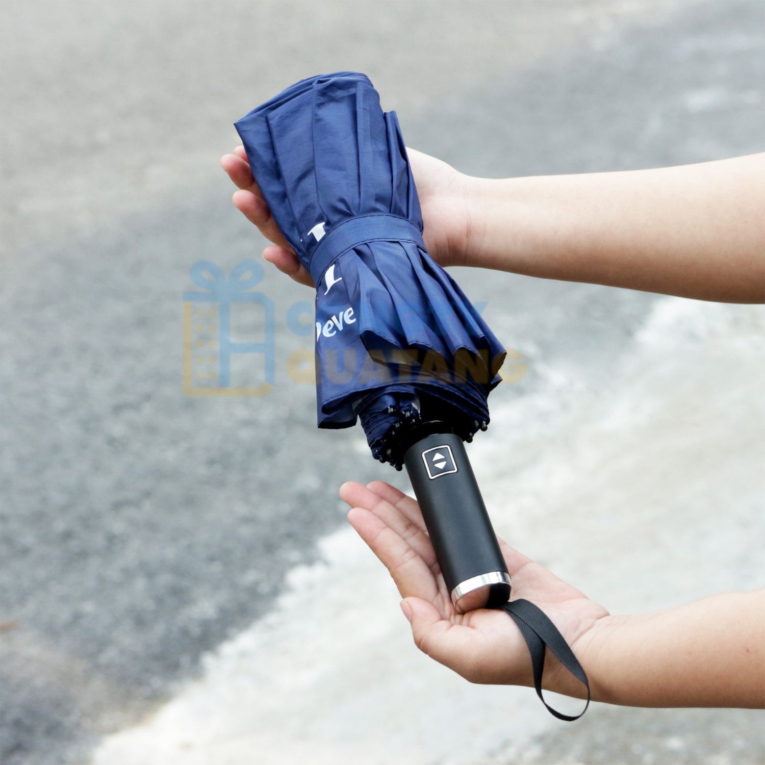 So sánh ô dù cầm tay gấp gọn và cầm tay cán thẳng - Congtyquatang.com.vn