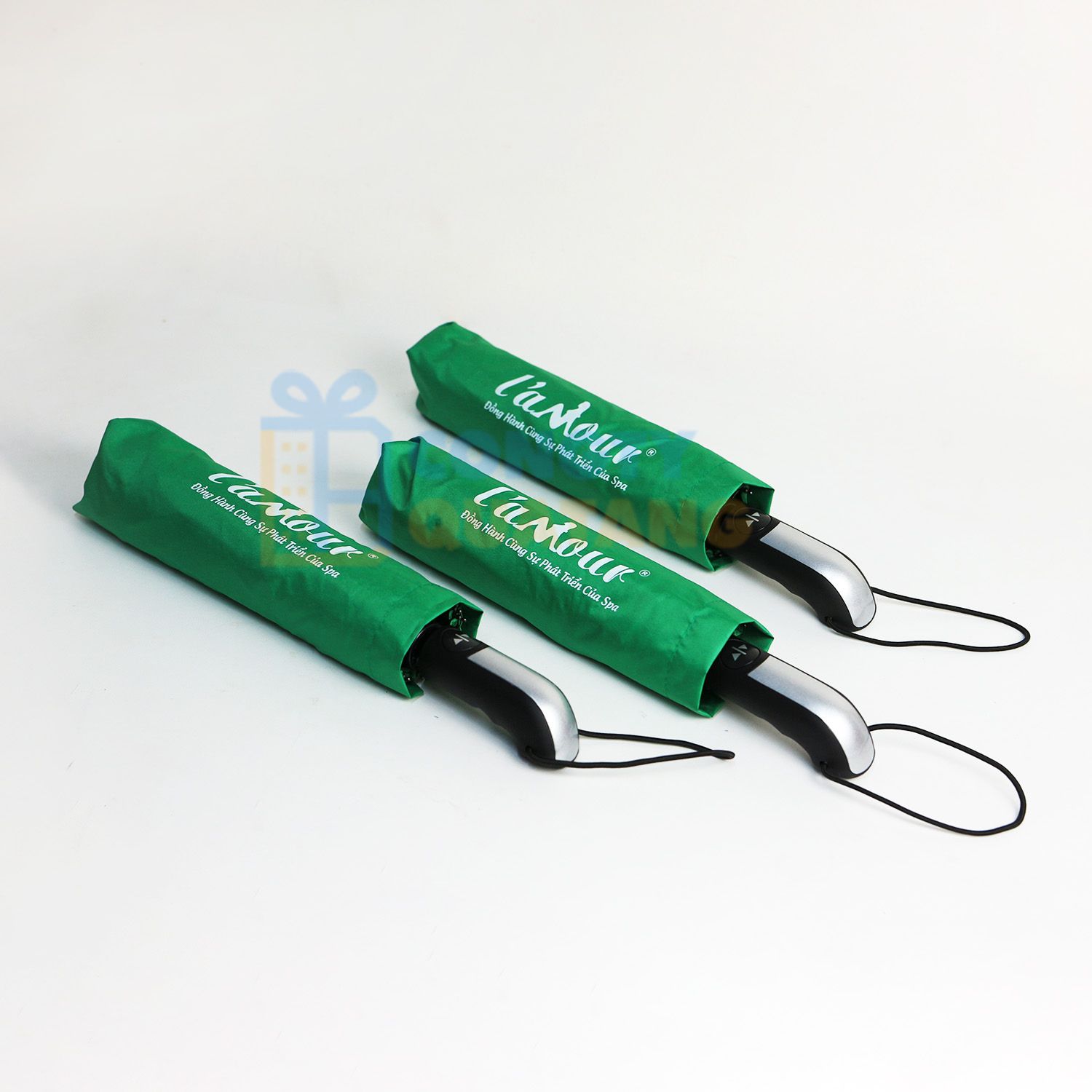 So sánh ô dù cầm tay gấp gọn và cầm tay cán thẳng - Congtyquatang.com.vn