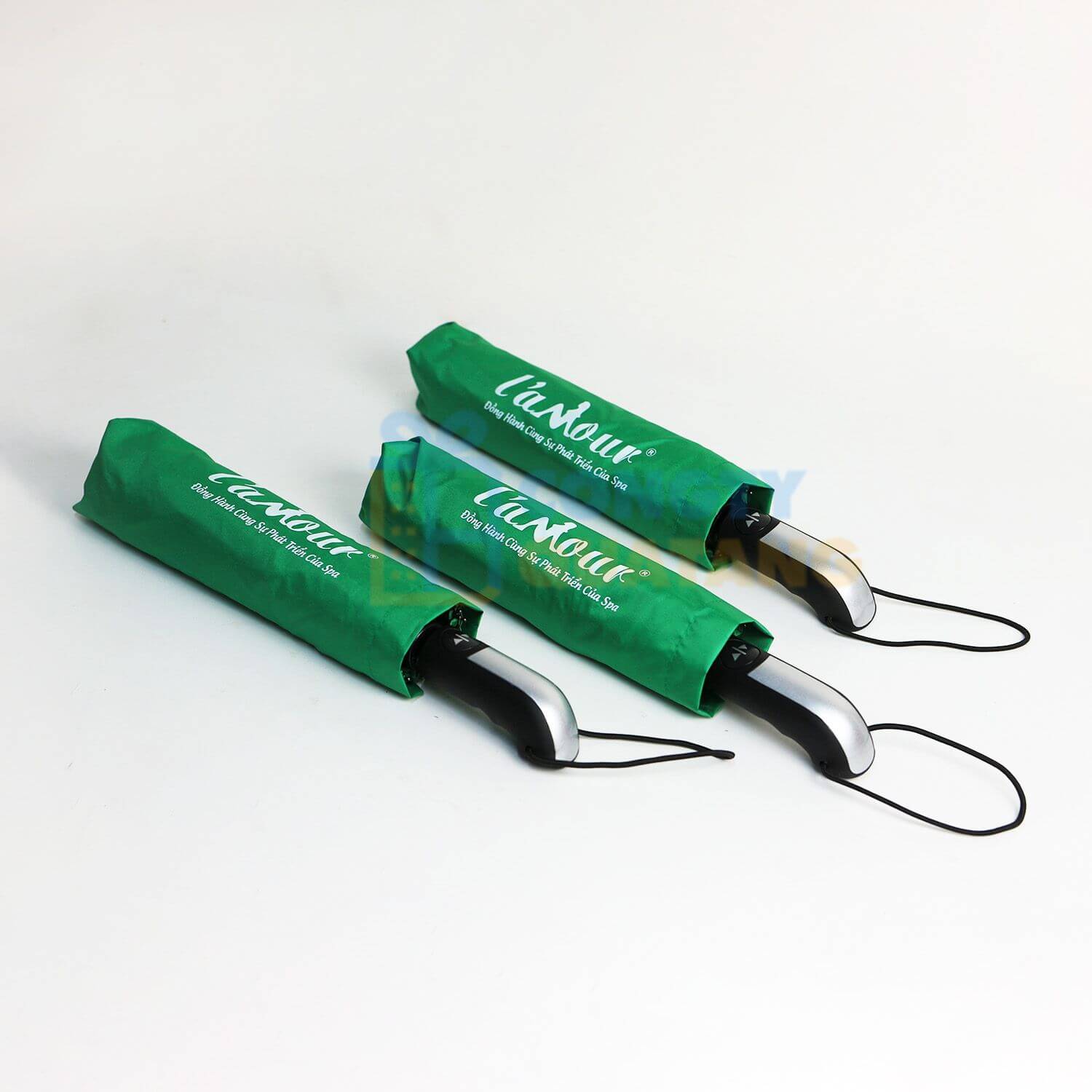 Hướng dẫn tặng ô dù cầm tay in logo theo từng nhóm đối tượng - Congtyquatang.com.vn