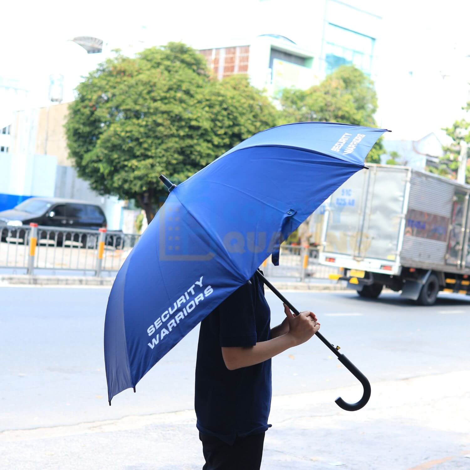 Hướng dẫn tặng ô dù cầm tay in logo theo từng nhóm đối tượng - Congtyquatang.com.vn