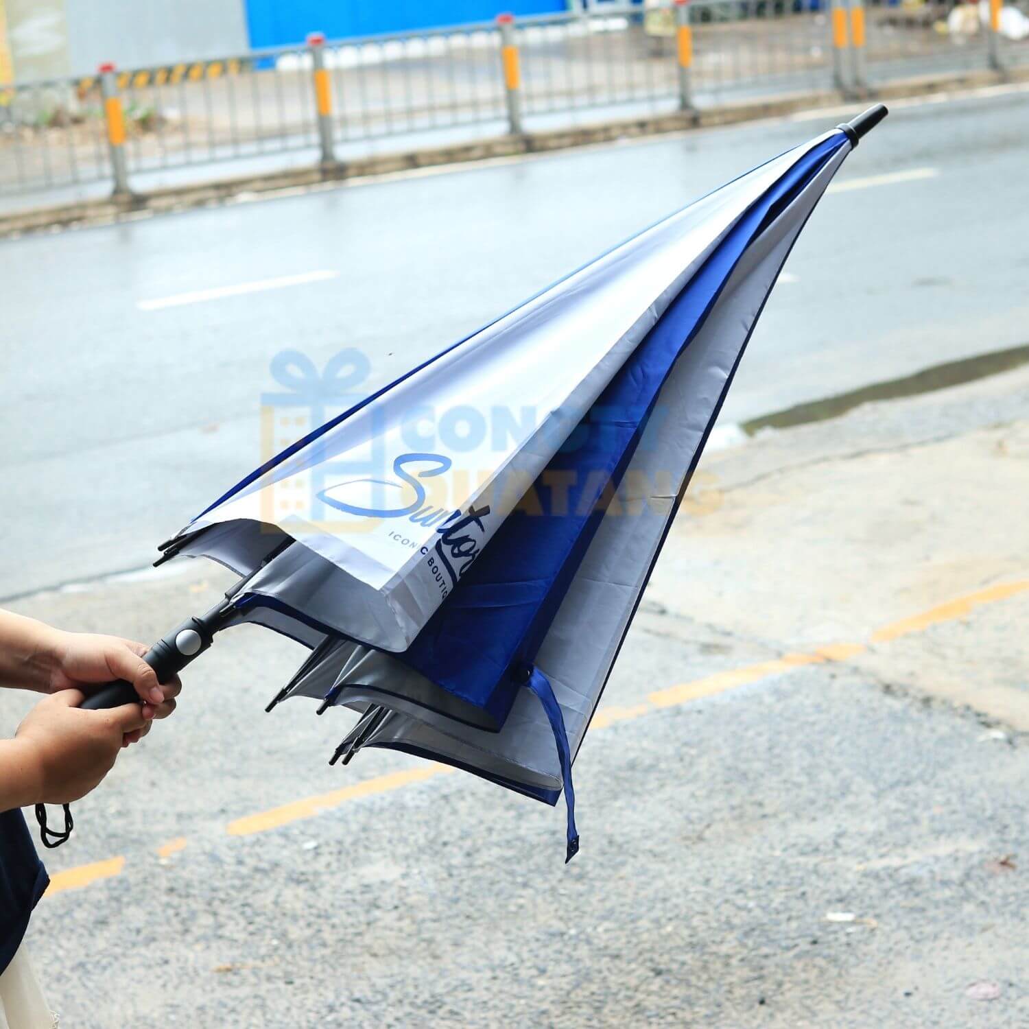 6 tiêu chí chọn ô dù in logo làm quà tặng nhân viên - Congtyquatang.com.vn