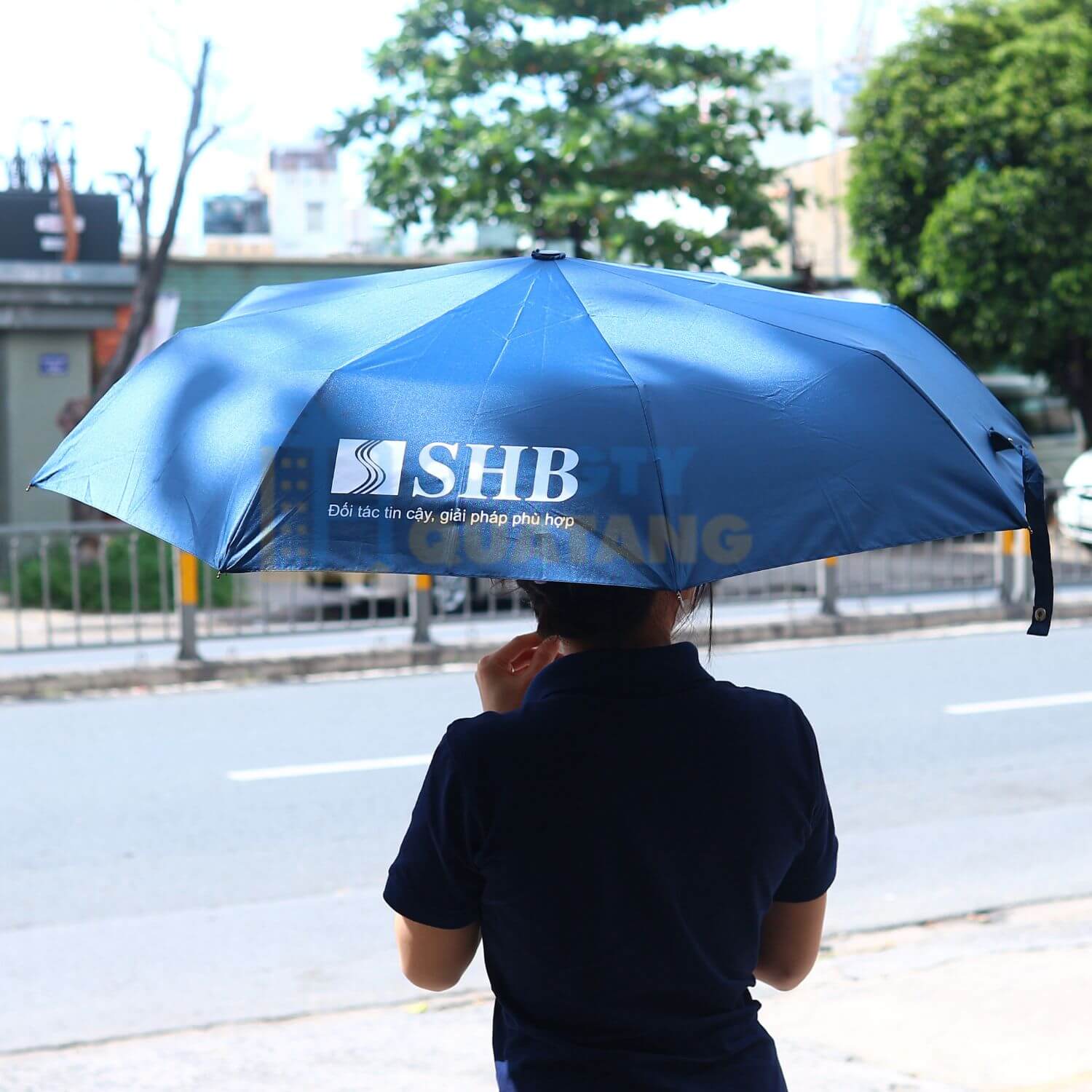 Nên in logo lên múi hay vỏ bao ô dù cầm tay? 4 vị trí vàng giúp thương hiệu nổi bật - Congtyquatang.com.vn
