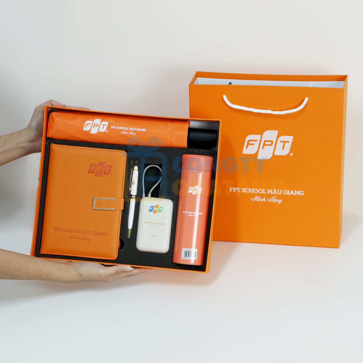 Gợi ý 7 ý tưởng giftset kết hợp với ô dù in logo - Congtyquatang.com.vn