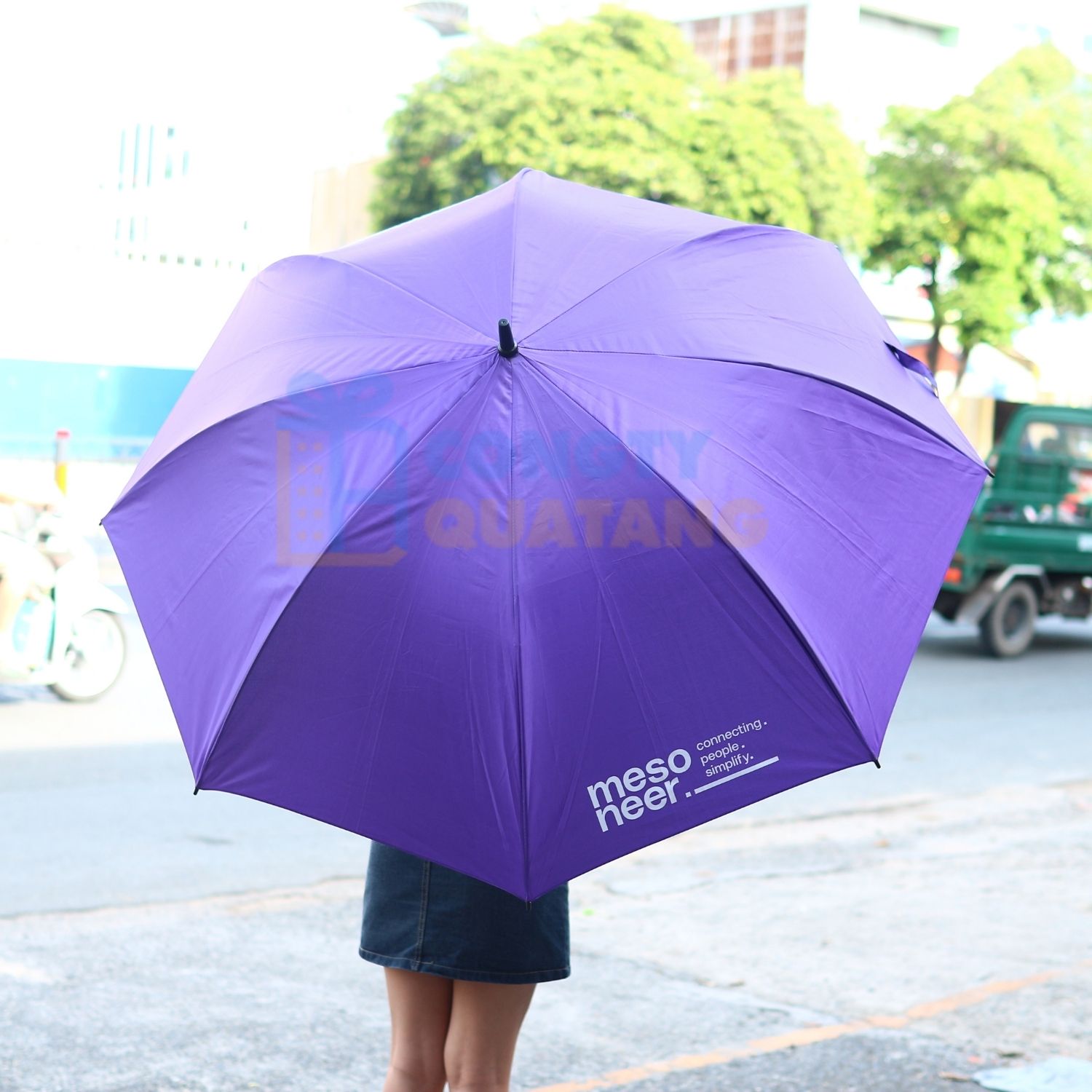 7 yếu tố ảnh hưởng đến giá in ô dù cầm tay tại DTH Gift - Congtyquatang.com.vn