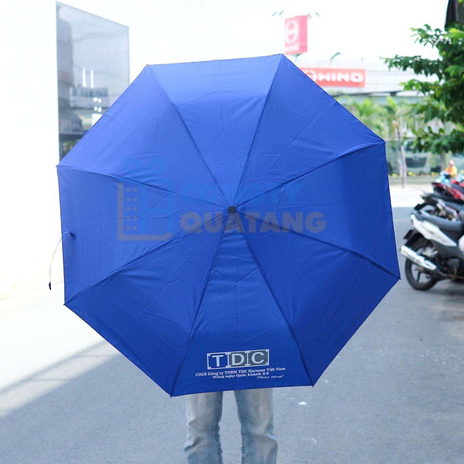 7 yếu tố ảnh hưởng đến giá in ô dù cầm tay tại DTH Gift - Congtyquatang.com.vn