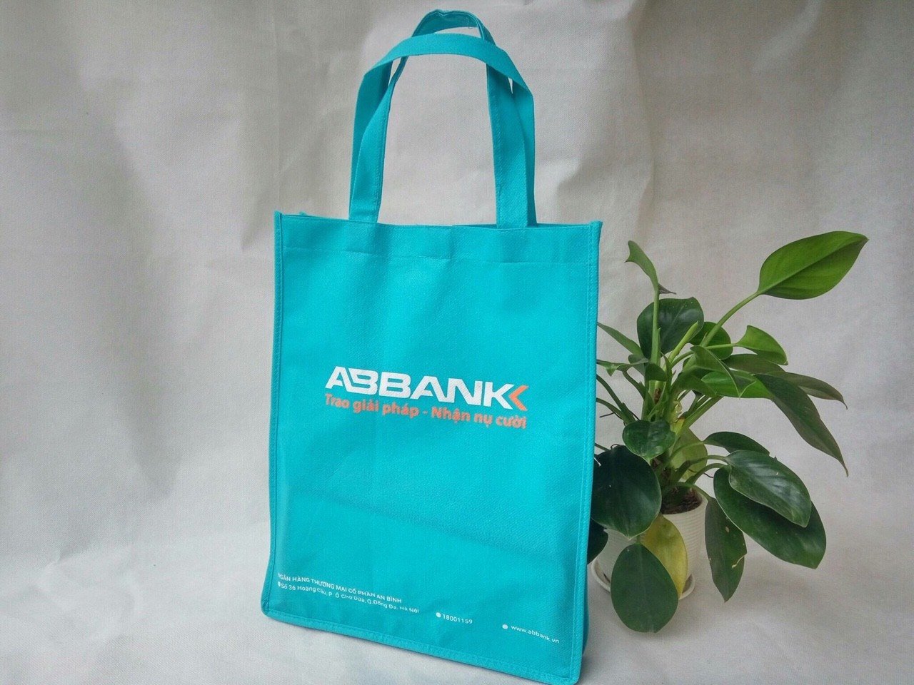 In logo lên túi vải làm quà tặng cho khách hàng