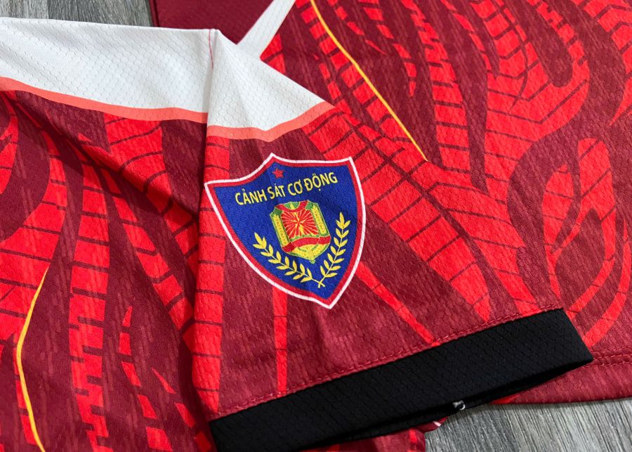 Ứng dụng logo CSCĐ trên bảng hiệu, đồng phục và ấn phẩm sự kiện