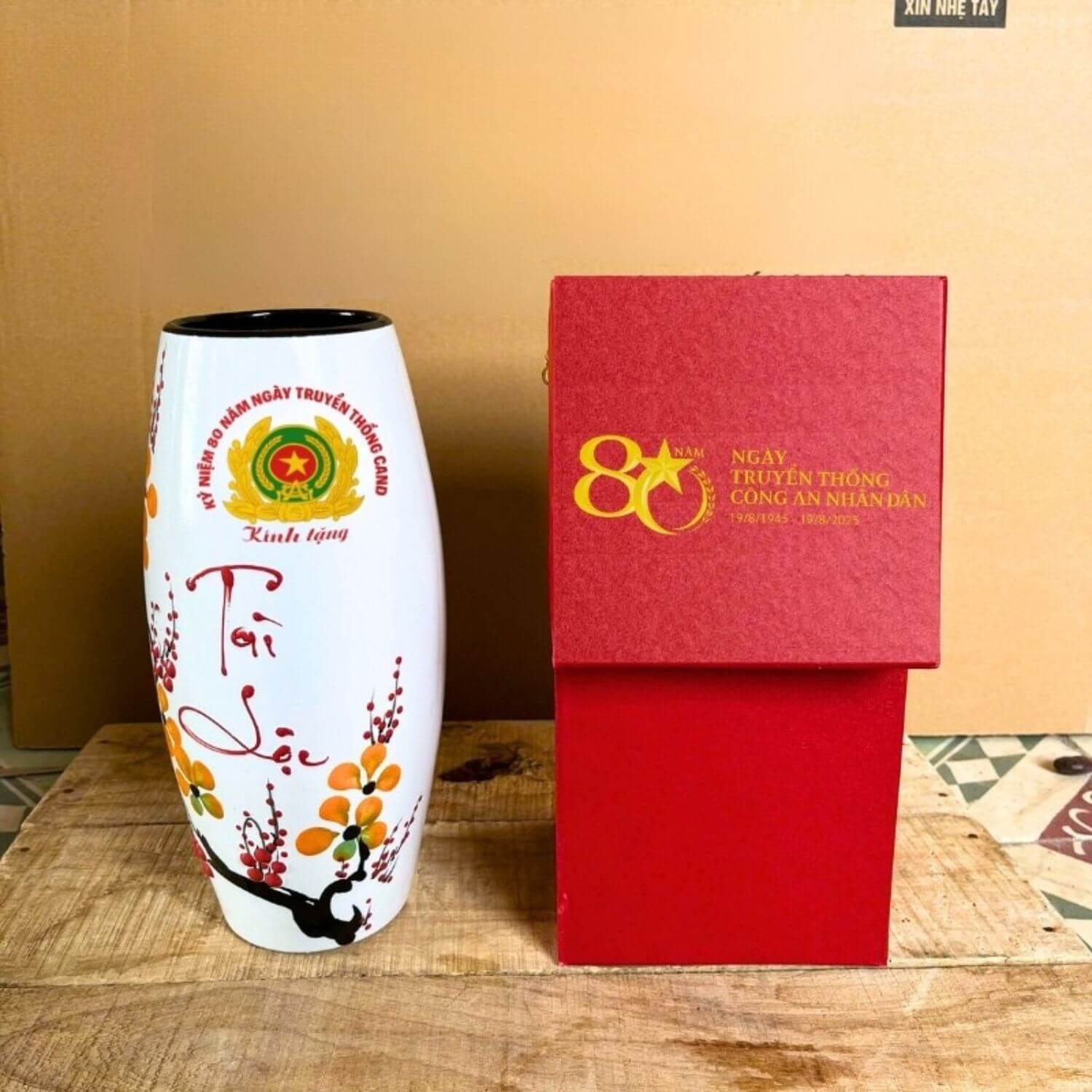 In logo Công an lên bình hoa làm quà tặng