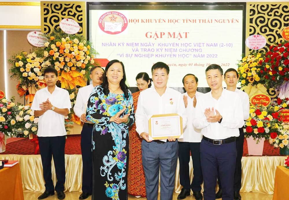 Ứng dụng logo Hội Khuyến học Việt Nam trong thiết kế pano, backdrop đại hội khuyến học