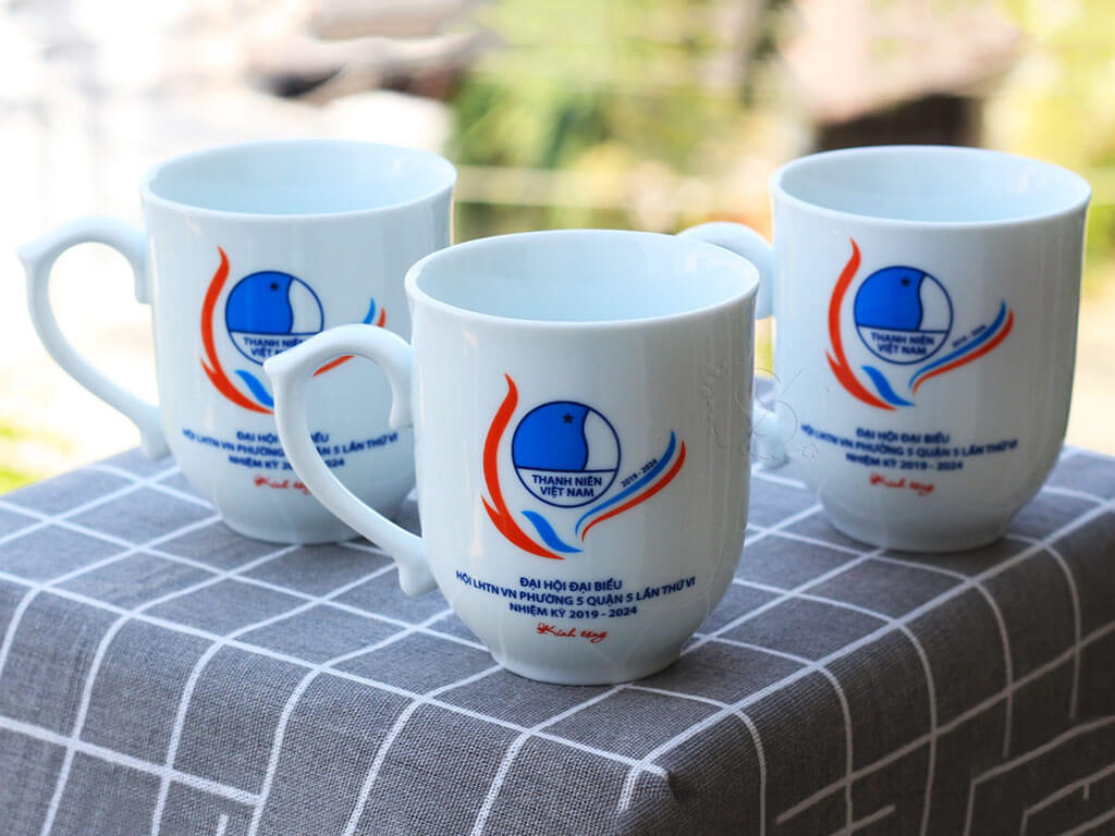 In logo lên ly sứ làm quà tặng cho khách mời tham gia Đại hội