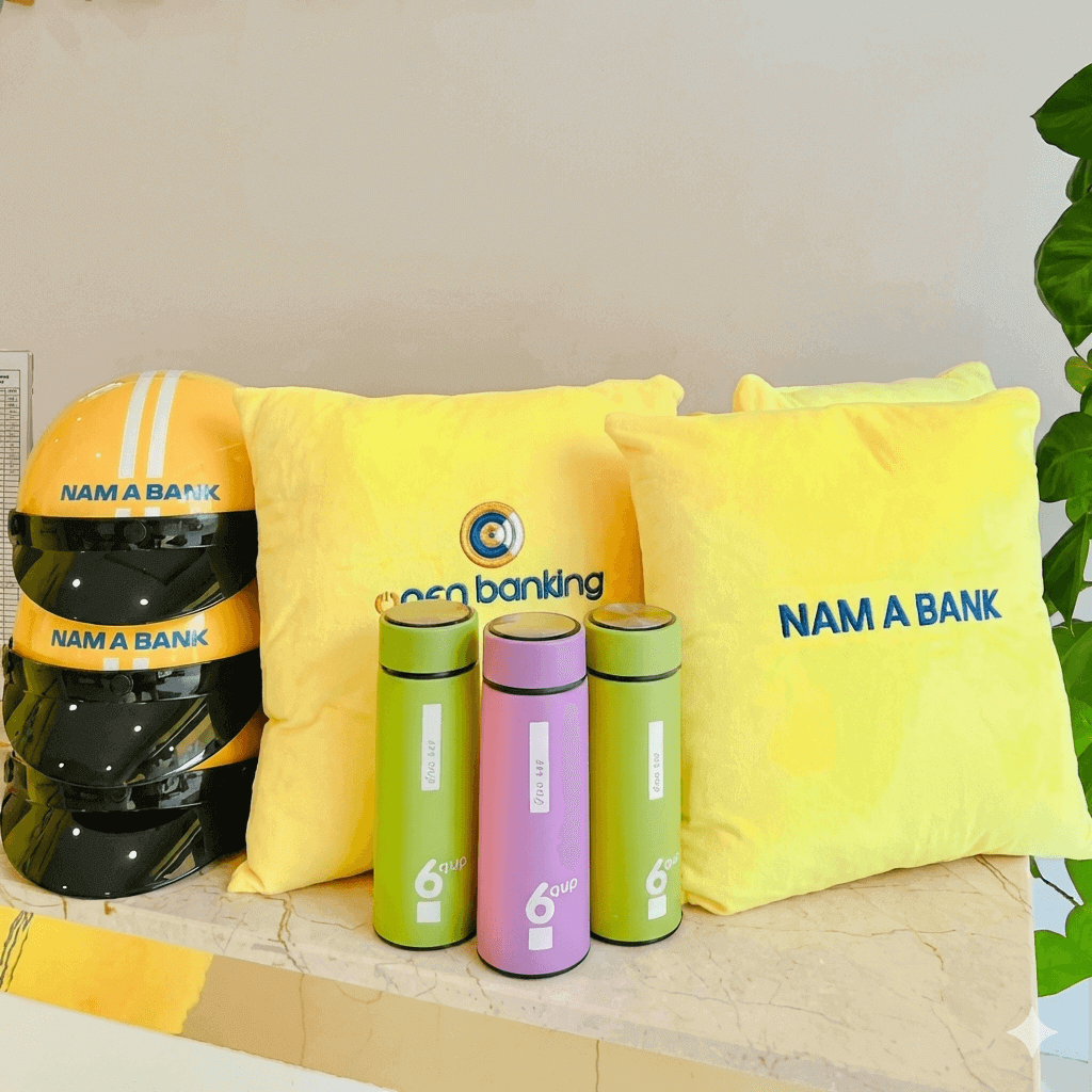 Thực tế logo in trên bình giữ nhiệt, gối kê và nón bảo hiểm với màu sắc chuẩn xác