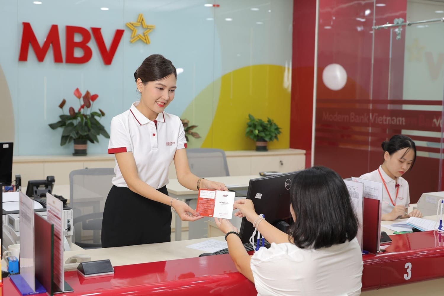 Ứng dụng logo MBV trên bảng hiệu chi nhánh