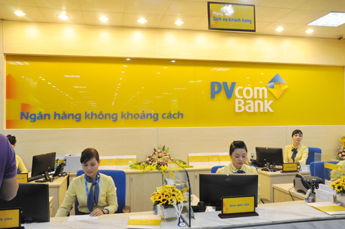 Logo PVcomBank chữ trắng trên nền vàng giúp tối ưu hóa hiển thị, tạo cảm giác thân thiện và đầy năng lượng