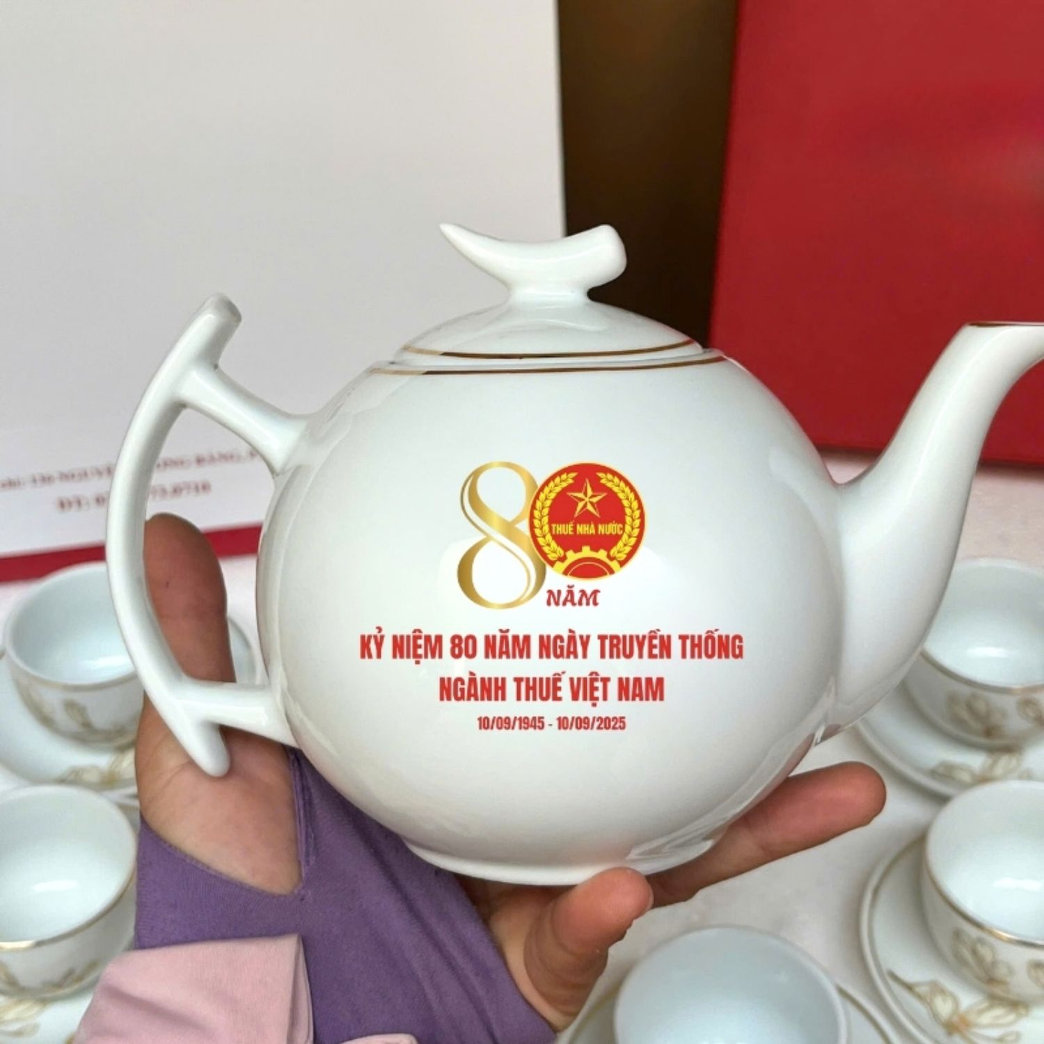 In logo lên bộ ấm chén làm quà tặng hội nghị