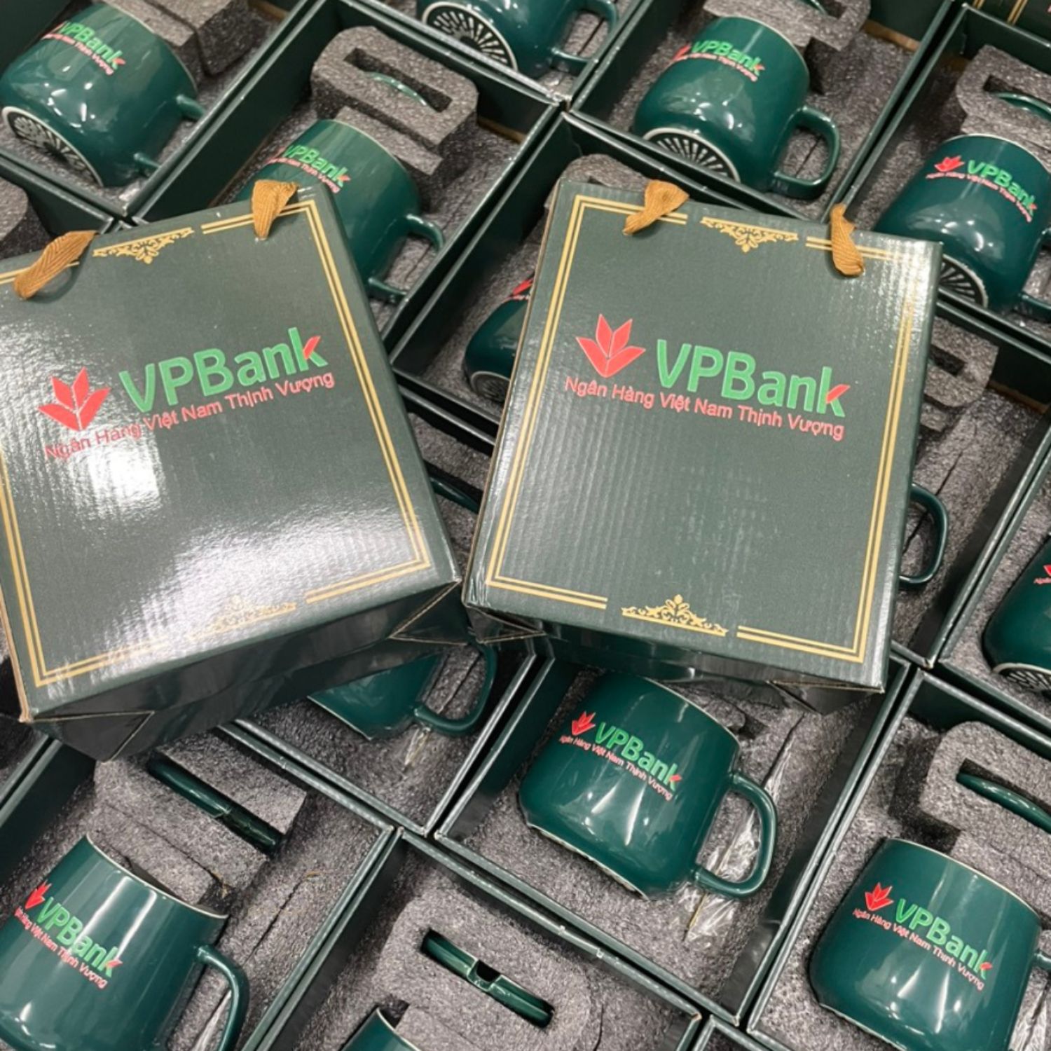 In logo ngân hàng VPBank lên ly sứ làm quà tặng sang trọng