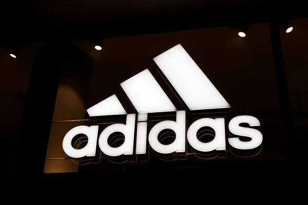 Logo Adidas hình ngọn núi đại diện cho tinh thần chinh phục thử thách trong thể thao