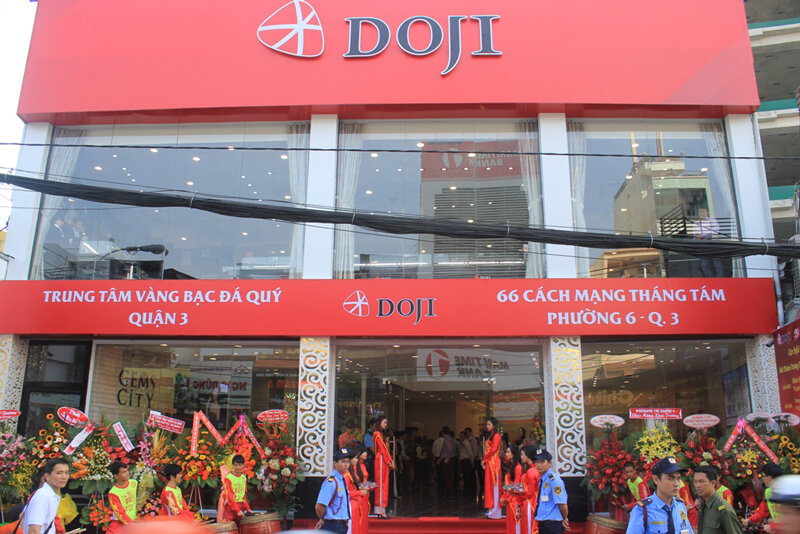 Ứng dụng logo Doji trên bảng hiệu cửa hàng