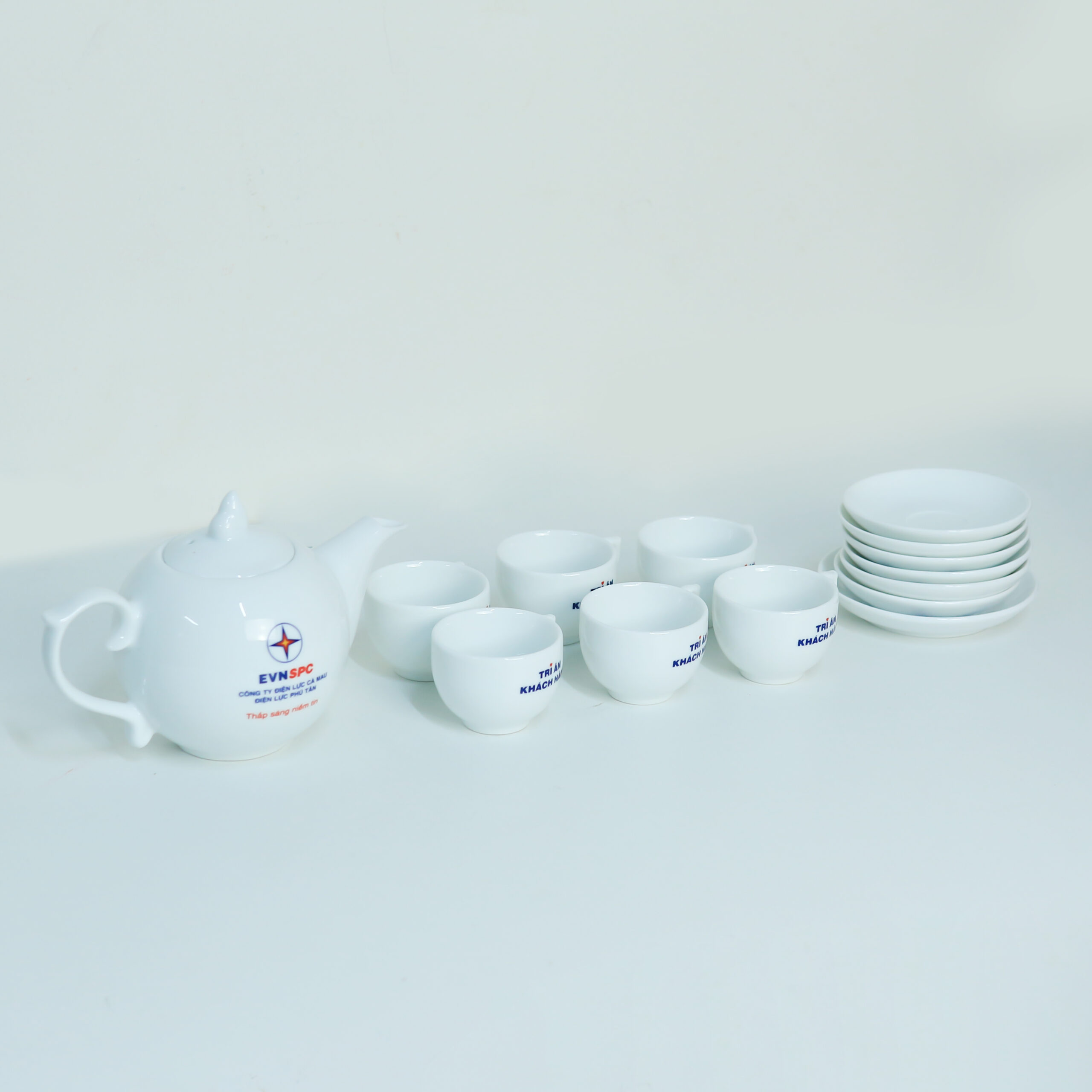 In logo EVN lên bộ ấm chén làm quà tặng tri ân khách hàng