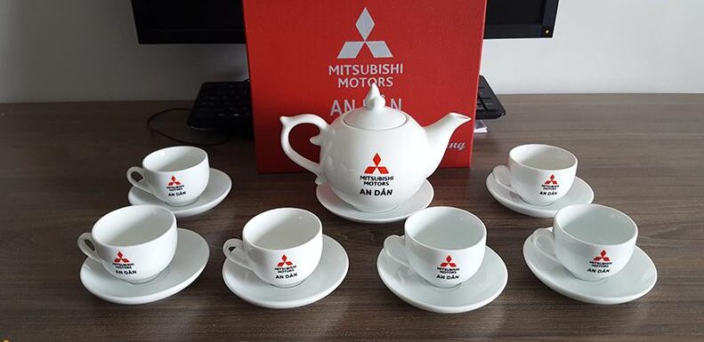 In logo lên bộ ấm chén làm quà tặng cho khách hàng