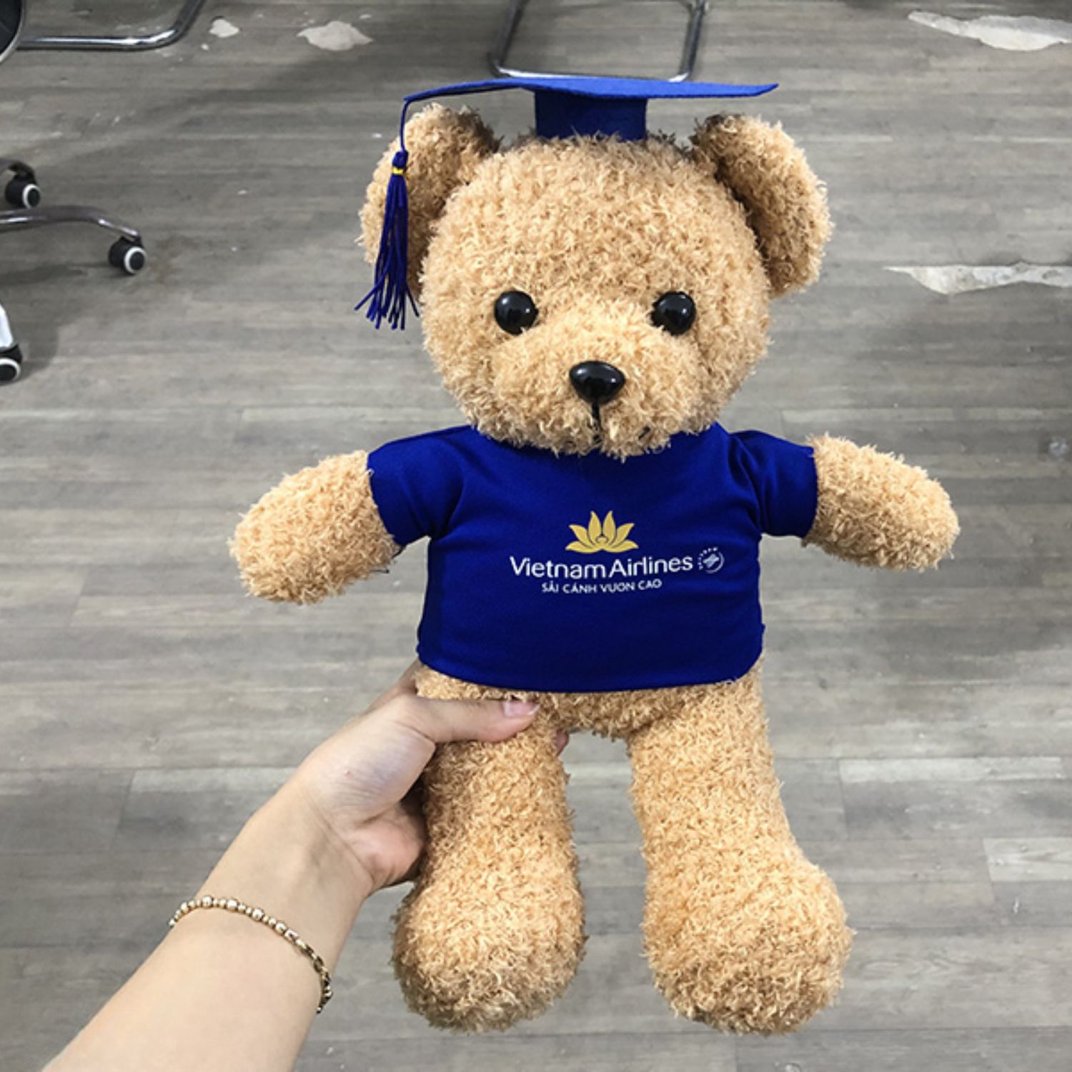 Gấu bông thêu logo Vietnam Airlines làm quà tặng hành khách