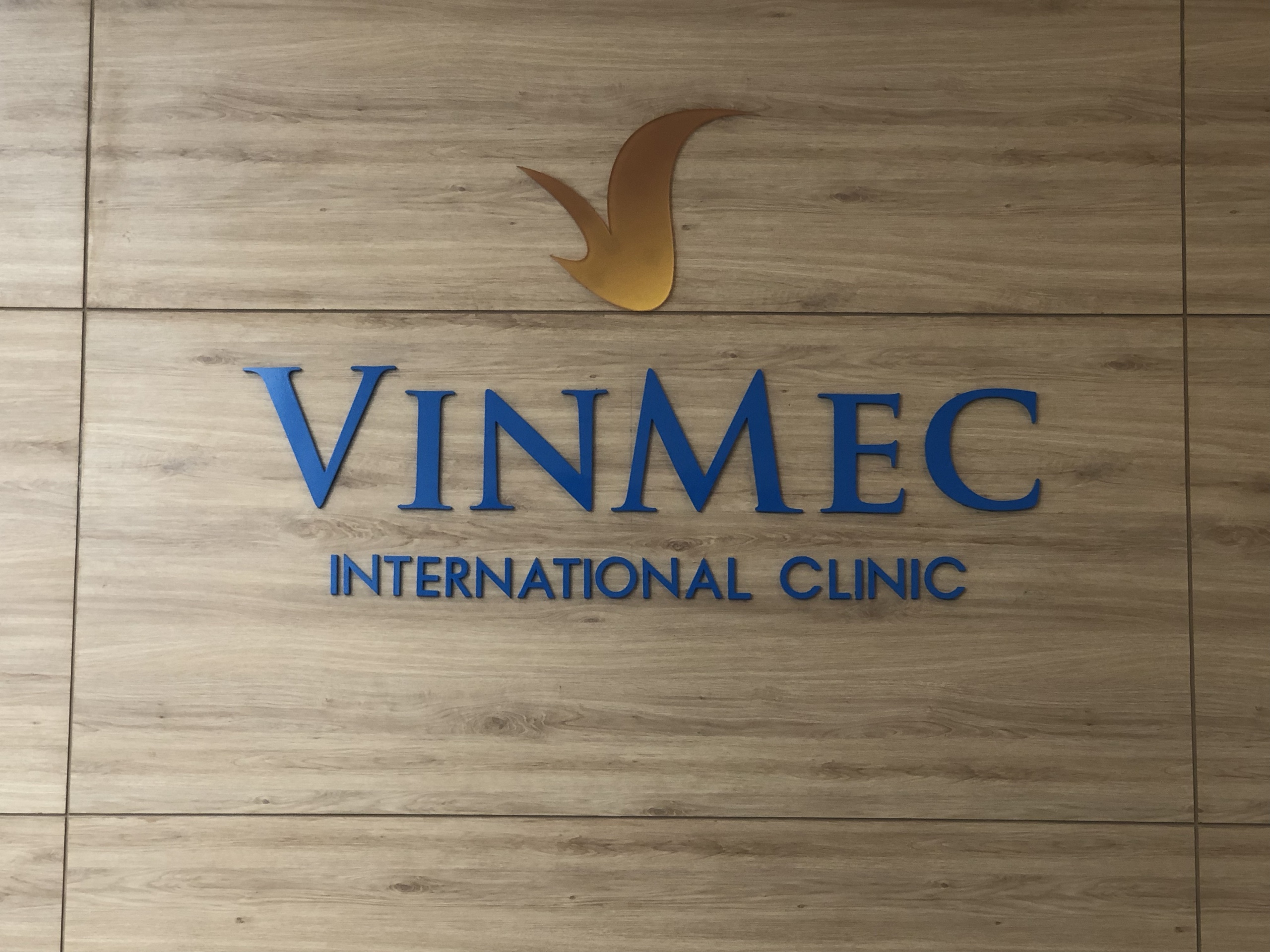 Logo Vinmec sắc nét trên bảng hiệu
