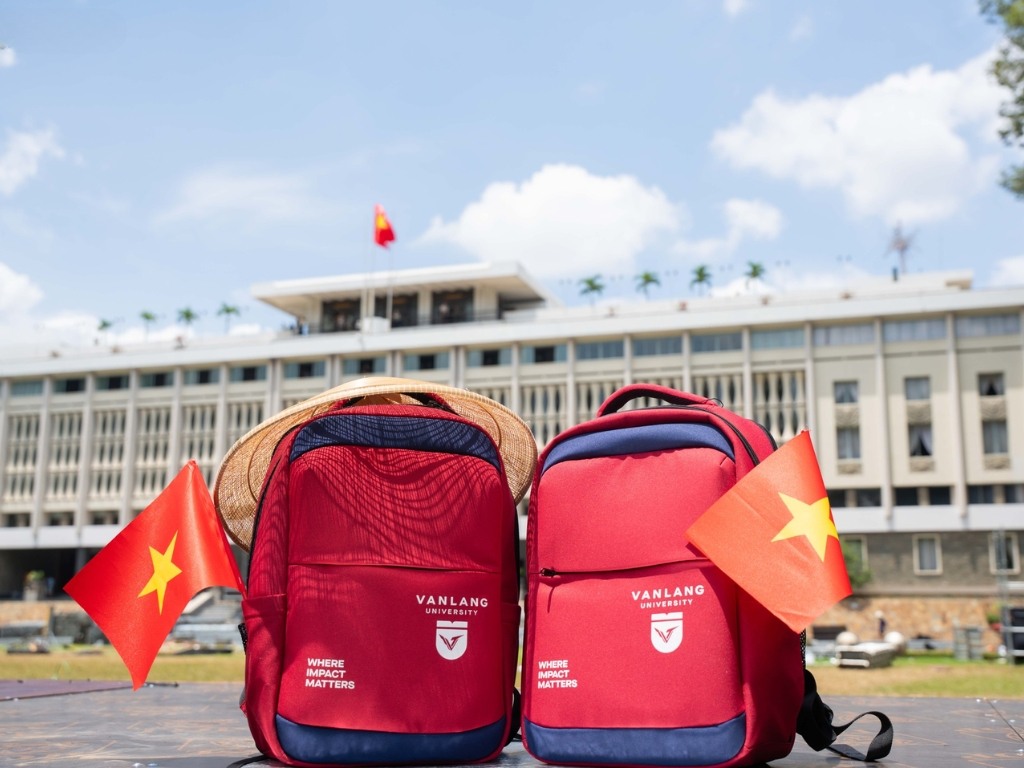 Balo in logo Văn Lang mới làm quà tặng cho học sinh