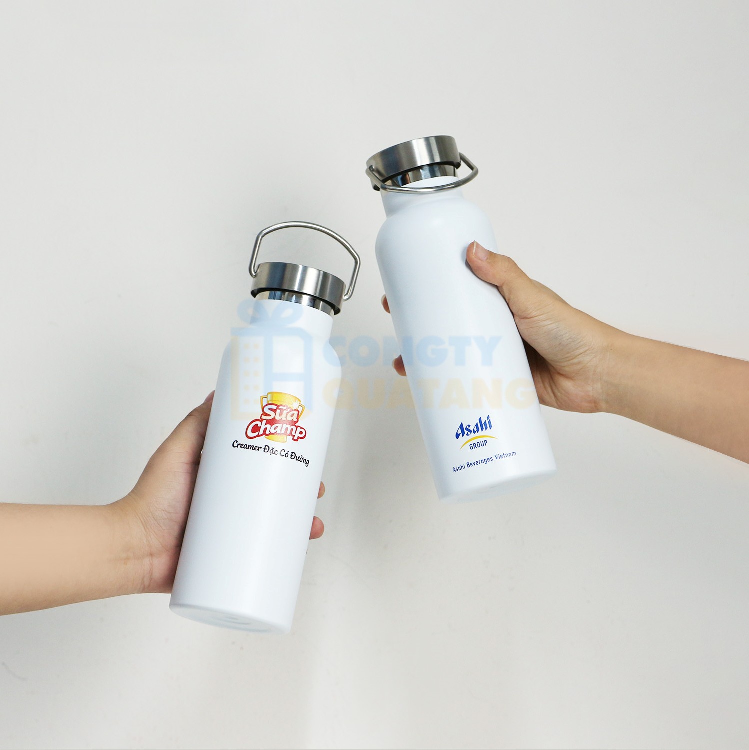 Branded insulated bottles keep drinks fresh during commutes, flights and meetings Branded insulated bottles keep drinks fresh during commutes, flights and meetings