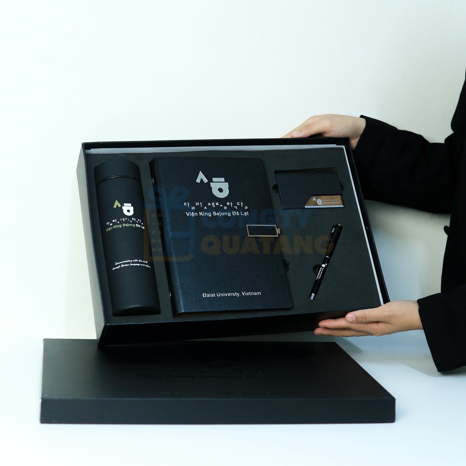 A premium business gift set with thermos flask, notebook, pen and name card holder is a polished, practical choice for VIP clients A premium business gift set with thermos flask, notebook, pen and name card holder is a polished, practical choice for VIP clients