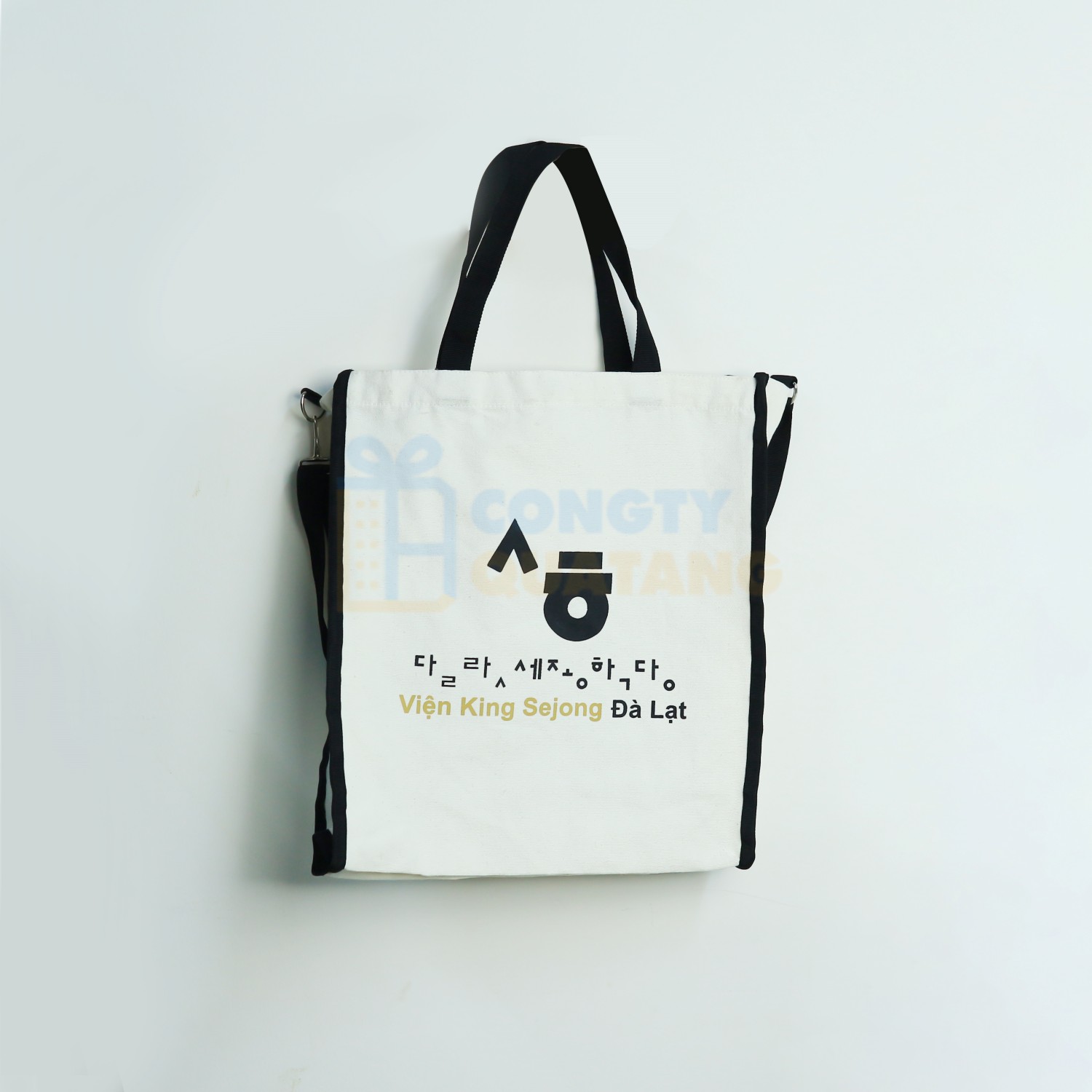 Custom jute bag offers a natural, elevated look for sustainable real estate gifting