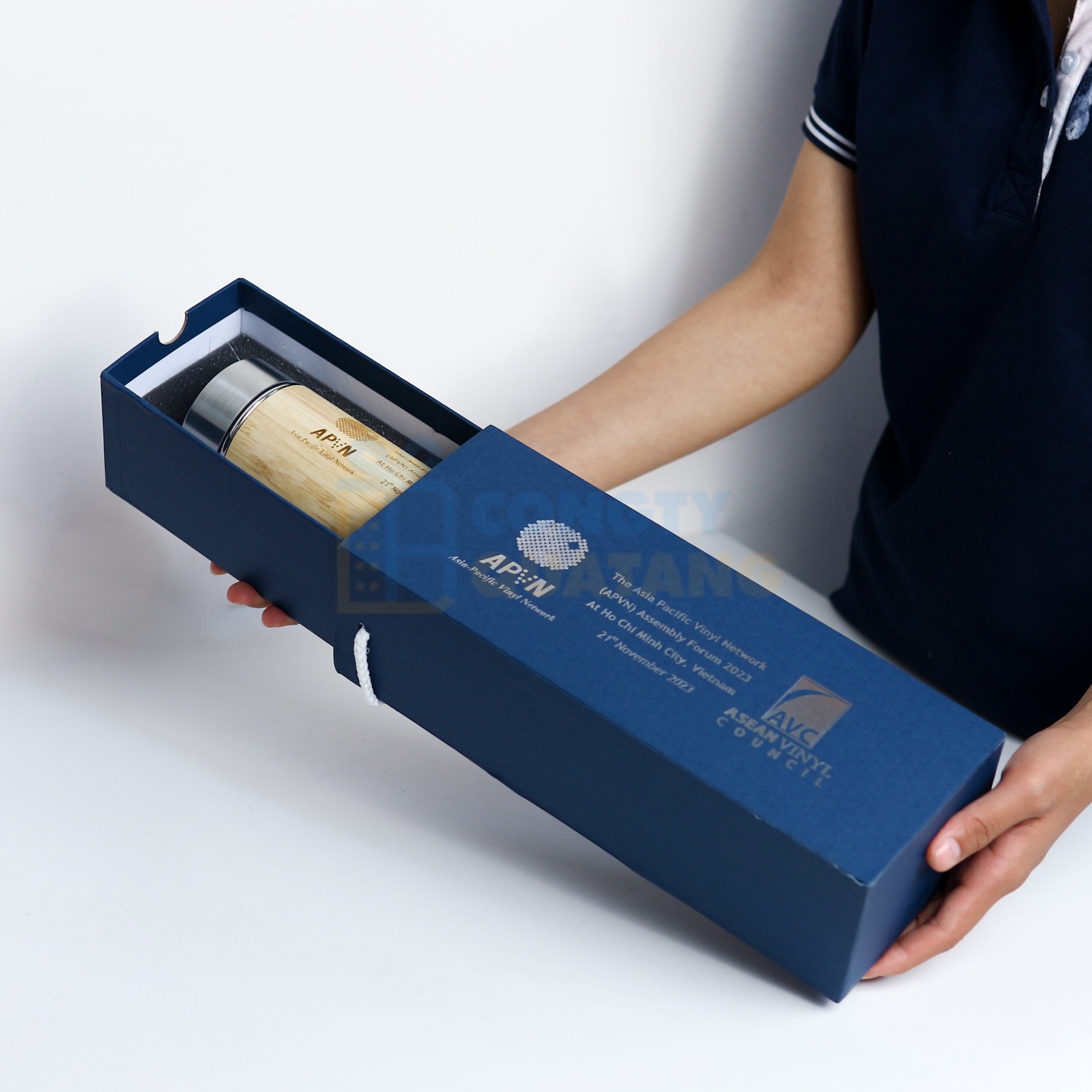 Hộp quà có kích thước phù hợp giúp sản phẩm được bố trí gọn gàng, cân đối và hạn chế khoảng trống dư thừa Hộp quà có kích thước phù hợp giúp sản phẩm được bố trí gọn gàng, cân đối và hạn chế khoảng trống dư thừa