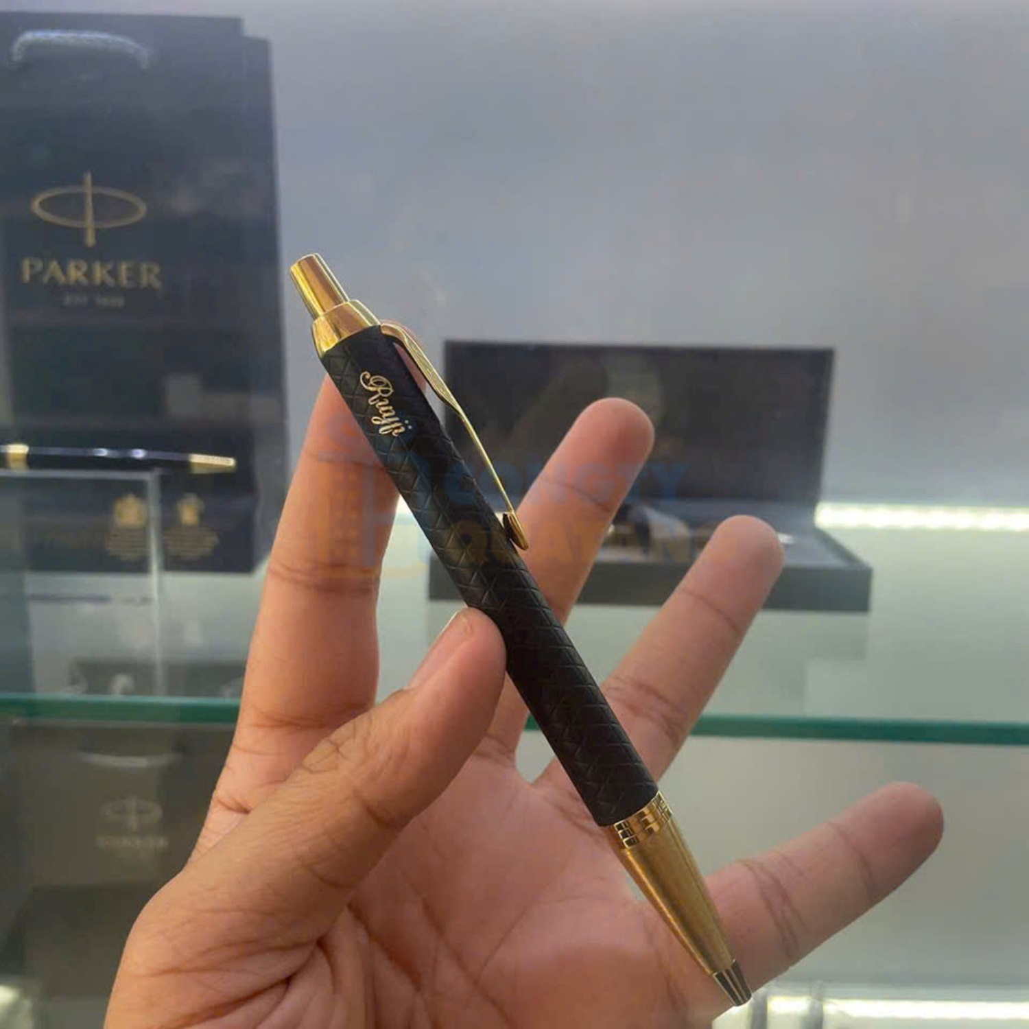 Người thường xuyên ký giấy tờ nên ưu tiên loại bút bi tiện dụng và dễ thao tác Người thường xuyên ký giấy tờ nên ưu tiên loại bút bi tiện dụng và dễ thao tác