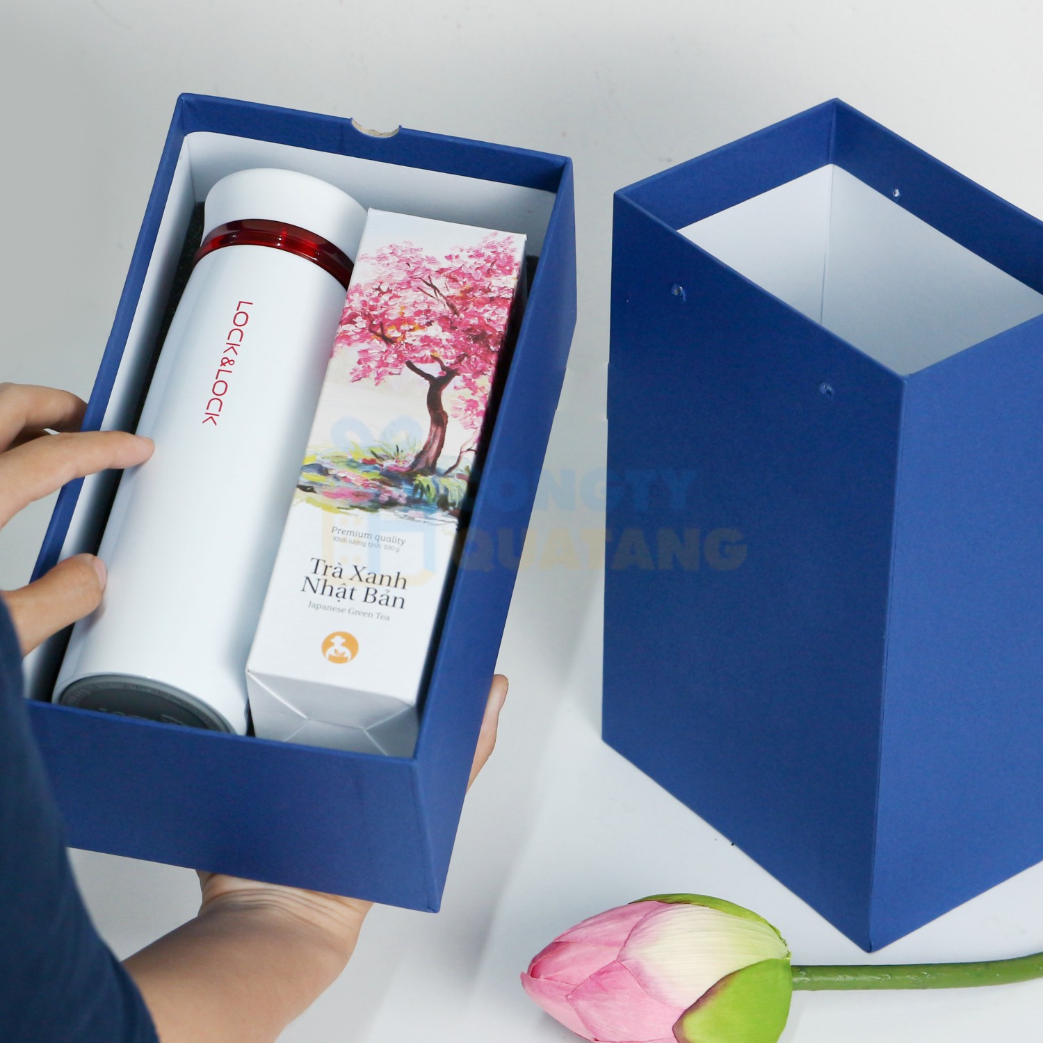 Bộ trà tặng trà và bình giữ nhiệt tạo cảm giác thư giãn, phù hợp với sếp nữ yêu sự tinh tế và cân bằng Bộ trà tặng trà và bình giữ nhiệt tạo cảm giác thư giãn, phù hợp với sếp nữ yêu sự tinh tế và cân bằng