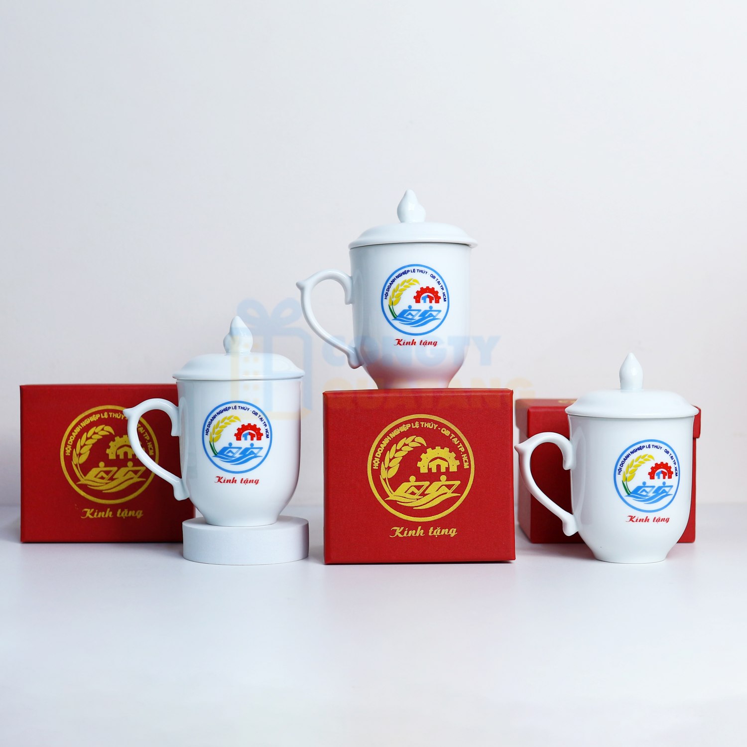 Bình giữ nhiệt, hộp cơm và khăn là những vật dụng dễ sử dụng trong sinh hoạt hằng ngày Bình giữ nhiệt, hộp cơm và khăn là những vật dụng dễ sử dụng trong sinh hoạt hằng ngày